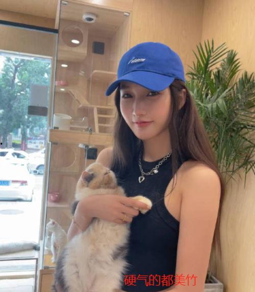 红色头发吃瓜女,揭秘校园里的神秘“吃瓜”达人