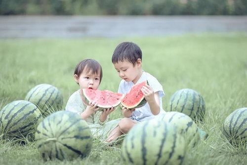 萌娃吃瓜壁纸,萌态十足，可爱壁纸来袭！