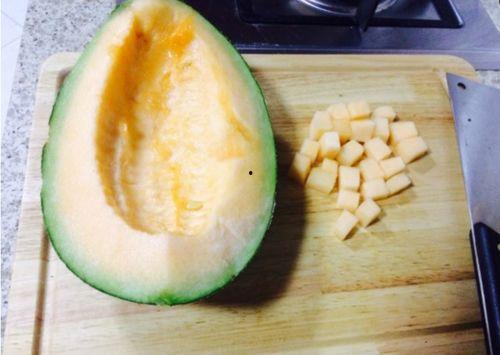 皮小妹吃哈密瓜,皮小妹的哈密瓜美食之旅